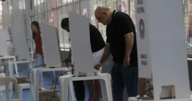 Eleitores votam no 1º turno em seção eleitoral no Colégio Maria Raythe, na Tijuca, zona norte da cidade.
