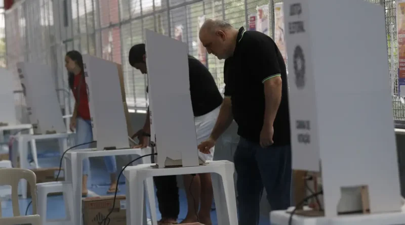 Eleitores votam no 1º turno em seção eleitoral no Colégio Maria Raythe, na Tijuca, zona norte da cidade.