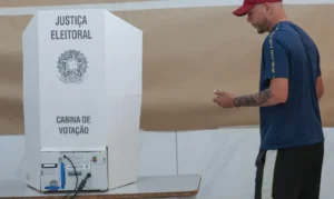 Brasília (DF), 04/10/2026 - Eleitores comparecem às seções eleitorais na manhã deste domingo para participar do primeiro turno das Eleições 2026. As imagens mostram o momento da votação nas salas onde estão instaladas as urnas eletrônicas. Foto: Joédson Alves/Agência Brasil