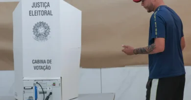 Brasília (DF), 04/10/2026 - Eleitores comparecem às seções eleitorais na manhã deste domingo para participar do primeiro turno das Eleições 2026. As imagens mostram o momento da votação nas salas onde estão instaladas as urnas eletrônicas. Foto: Joédson Alves/Agência Brasil