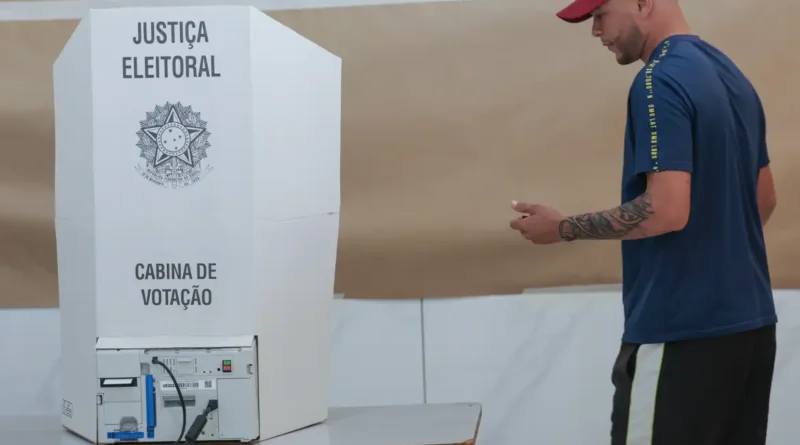 Brasília (DF), 04/10/2026 - Eleitores comparecem às seções eleitorais na manhã deste domingo para participar do primeiro turno das Eleições 2026. As imagens mostram o momento da votação nas salas onde estão instaladas as urnas eletrônicas. Foto: Joédson Alves/Agência Brasil