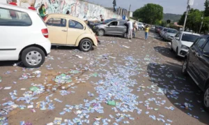 Brasília (DF), 04/10/2026 - Material de propaganda eleitoral é encontrado espalhado em frente a uma escola durante o primeiro turno das Eleições 2026, neste domingo. A distribuição de santinhos e a prática de boca de urna são proibidas no dia da votação. Foto: Joédson Alves/Agência Brasil