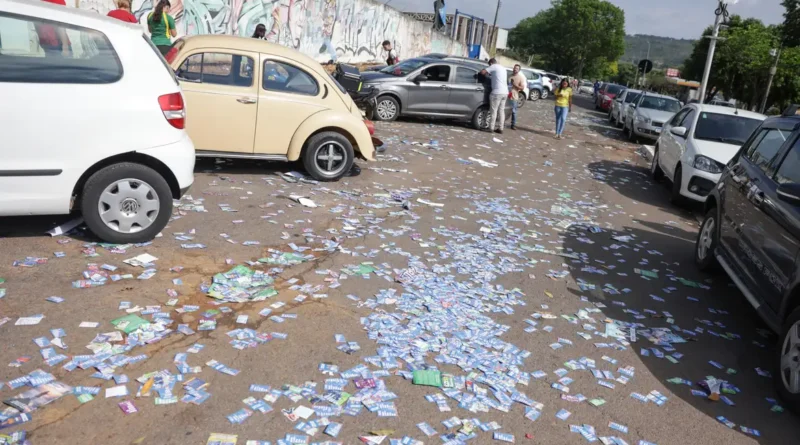 Brasília (DF), 04/10/2026 - Material de propaganda eleitoral é encontrado espalhado em frente a uma escola durante o primeiro turno das Eleições 2026, neste domingo. A distribuição de santinhos e a prática de boca de urna são proibidas no dia da votação. Foto: Joédson Alves/Agência Brasil