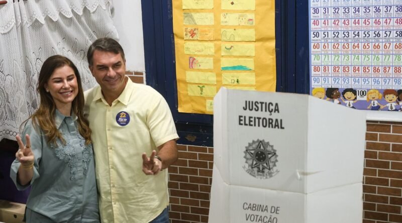 Rio de Janeiro (RJ), 25/10/2026 – O senador Flávio Bolsonaro, e candidato a presidência, vota na Escola Municipal Barão Homem de Mello, em Vila Isabel na zona norte do Rio de Janeiro. Foto: Tomaz Silva/Agência Brasil