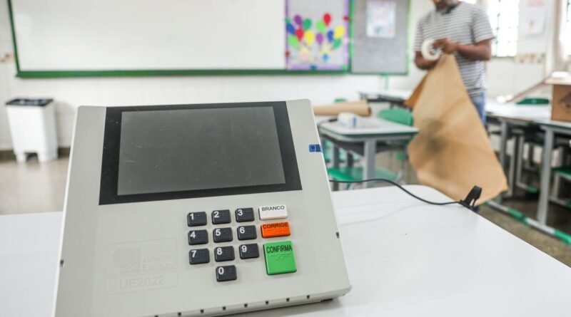Brasília (DF), 24/10/2026 - Mesários preparam urnas eletrônicas em escola pública para o segundo turno das Eleições 2026, que será realizado neste domingo (25). Foto: Joédson Alves/Agência Brasil