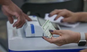 Brasília (DF), 25/10/2026 - Eleitores comparecem às seções eleitorais na manhã deste domingo para participar do segundo turno das Eleições 2026. As imagens mostram o momento da votação nas salas onde estão instaladas as urnas eletrônicas. Foto: Joédson Alves/Agência Brasil