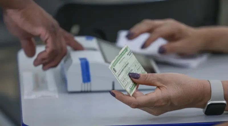 Brasília (DF), 25/10/2026 - Eleitores comparecem às seções eleitorais na manhã deste domingo para participar do segundo turno das Eleições 2026. As imagens mostram o momento da votação nas salas onde estão instaladas as urnas eletrônicas. Foto: Joédson Alves/Agência Brasil