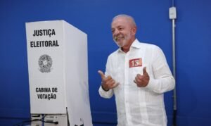 Presidente Luiz Inácio Lula da Silva faz gesto após votar no segundo turno das eleições presidenciais, em São Bernardo do Campo (SP), em 25 de outubro de 2026. REUTERS/Amanda Perobelli
