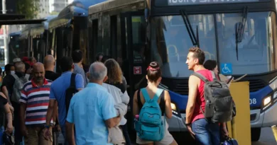 São Paulo (SP), 24/03/2023 - Passageiros embarcam em ônibus na Luz no segundo dia de greve dos metroviários em São Paulo. Foto: Fernando Frazão/Agência Brasil