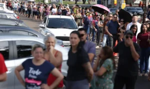 Brasília (DF), 25/10/2026 - Eleitores formam filas em locais de votação na manhã deste domingo, durante a abertura das seções eleitorais para o segundo turno das Eleições 2026 Foto: Joédson Alves/Agência Brasil