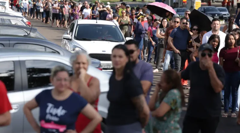 Brasília (DF), 25/10/2026 - Eleitores formam filas em locais de votação na manhã deste domingo, durante a abertura das seções eleitorais para o segundo turno das Eleições 2026 Foto: Joédson Alves/Agência Brasil