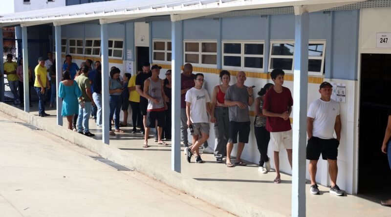 Brasília (DF), 25/10/2026 - Eleitores em dia de votação das Eleições 2026, na Escola Classe 01 do Varjão. Foto: Valter Campanato/Agência Brasil