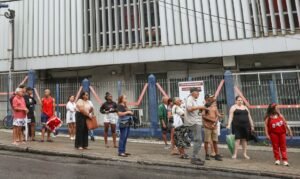 Rio de Janeiro (RJ), 25/10/2026 – Eleitores aguardam ônibus na porta do Centro Universitário Augusto Motta (UNISUAM), na zona norte do Rio de Janeiro. Foto: Tomaz Silva/Agência Brasil