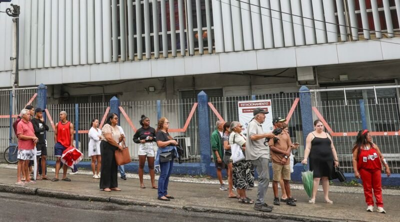 Rio de Janeiro (RJ), 25/10/2026 – Eleitores aguardam ônibus na porta do Centro Universitário Augusto Motta (UNISUAM), na zona norte do Rio de Janeiro. Foto: Tomaz Silva/Agência Brasil