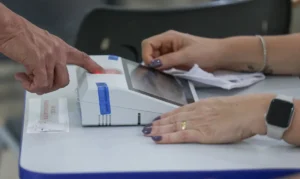 Brasília (DF), 25/10/2026 - Eleitores comparecem às seções eleitorais na manhã deste domingo para participar do segundo turno das Eleições 2026. As imagens mostram o momento da votação nas salas onde estão instaladas as urnas eletrônicas. Foto: Joédson Alves/Agência Brasil