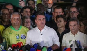 Brasília (DF), 25/10/2026 - O candidato à Presidência da República, senador Flávio Bolsonaro (PL), fala com jornalistas após ser derrotado no segundo turno das eleições pelo candidato Luiz Inácio Lula da Silva (PT). Foto: Joédson Alves/Agência Brasil.