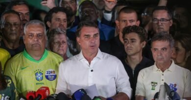Brasília (DF), 25/10/2026 - O candidato à Presidência da República, senador Flávio Bolsonaro (PL), fala com jornalistas após ser derrotado no segundo turno das eleições pelo candidato Luiz Inácio Lula da Silva (PT). Foto: Joédson Alves/Agência Brasil.