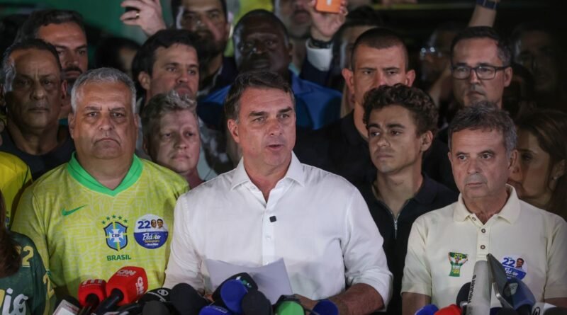 Brasília (DF), 25/10/2026 - O candidato à Presidência da República, senador Flávio Bolsonaro (PL), fala com jornalistas após ser derrotado no segundo turno das eleições pelo candidato Luiz Inácio Lula da Silva (PT). Foto: Joédson Alves/Agência Brasil.