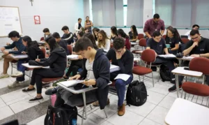 Brasília (DF), 24/10/2024 - Alunos do colégio Galois em sala de aula na preparação dos últimos dias antes da prova do Enem 2024. Foto: José Cruz/Agência Brasil