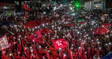 Brasília 25/10/2026 - Milhares de pessoas vão as ruas de Brasília para comemorar a vitória do presidente Lula, nas Eleições de 2026, fechando a rua da comercial da 404 E 405 norte. Foto: Rafa Neddermeyer/Agência Brasil