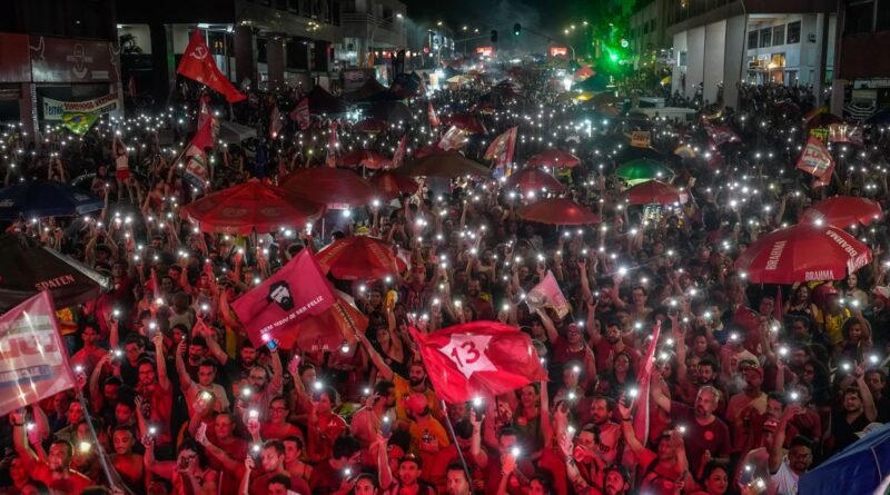 Brasília 25/10/2026 - Milhares de pessoas vão as ruas de Brasília para comemorar a vitória do presidente Lula, nas Eleições de 2026, fechando a rua da comercial da 404 E 405 norte. Foto: Rafa Neddermeyer/Agência Brasil