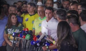 Brasília (DF), 25/10/2026 - O candidato à Presidência da República, senador Flávio Bolsonaro (PL), fala com jornalistas após ser derrotado no segundo turno das eleições pelo candidato Luiz Inácio Lula da Silva (PT). Foto: Joédson Alves/Agência Brasil.