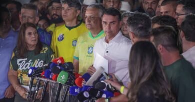 Brasília (DF), 25/10/2026 - O candidato à Presidência da República, senador Flávio Bolsonaro (PL), fala com jornalistas após ser derrotado no segundo turno das eleições pelo candidato Luiz Inácio Lula da Silva (PT). Foto: Joédson Alves/Agência Brasil.