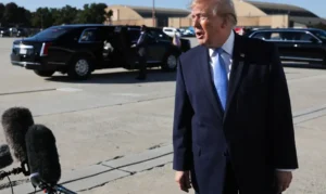 O presidente dos EUA, Donald Trump, antes de embarcar no Air Force One na Base Conjunta de Andrews, em Maryland, EUA 26 de outubro de 2026 REUTERS/Jonathan Ernst