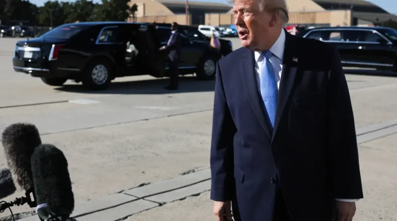 O presidente dos EUA, Donald Trump, antes de embarcar no Air Force One na Base Conjunta de Andrews, em Maryland, EUA 26 de outubro de 2026 REUTERS/Jonathan Ernst