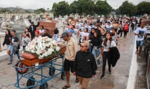 Rio de Janeiro (RJ), 31/10/2025 – Sepultamento de Ravel Rios uma das vitimas da operação contenção, no cemitério de cemitério de Inhaúma. Foto: Joédson Alves/Agência Brasil