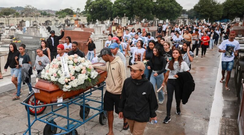 Rio de Janeiro (RJ), 31/10/2025 – Sepultamento de Ravel Rios uma das vitimas da operação contenção, no cemitério de cemitério de Inhaúma. Foto: Joédson Alves/Agência Brasil