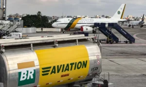 São Paulo - 20/10/2026 - Aviões são abastecido com gasolina de aviação no Aeroporto de Congonhas . Foto: Rafa Neddermeyer/Agência Brasil