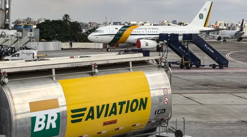 São Paulo - 20/10/2026 - Aviões são abastecido com gasolina de aviação no Aeroporto de Congonhas . Foto: Rafa Neddermeyer/Agência Brasil