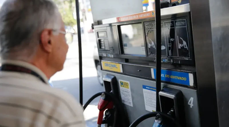 Greve de caminhoneiros causa desabastecimento de combustível em postos de gasolina da cidade de Teresópolis, na região serrana do Rio de Janeiro.