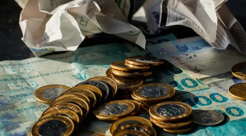 10/07/2026 - Brasília - dinheiro, moeda, real, reais, cédula, cédulas, nota, notas, moeda brasileira, dinheiro brasileiro, inflação, inflação alta, deflação, economia, economia brasileira, mercado, mercado financeiro, finanças, finanças pessoais, orçamento, orçamento doméstico, renda, renda familiar, salário, salário mínimo, remuneração, vencimento, pagamento, poder de compra, custo de vida, custo dos alimentos, aumento de preços, alta dos preços, carestia, desvalorização, valorização, perda do poder de compra, crise econômica, recessão, crescimento econômico, consumo, consumidor, compras, supermercado, cesta básica, despesas, gastos, contas, contas a pagar, boletos, dívida, dívidas, endividamento, inadimplência, poupança, economia doméstica, investimento, investimentos, aplicações financeiras, juros, taxa de juros, taxa Selic, Banco Central, crédito, empréstimo, financiamento, cartão de crédito, débito, PIX, transferência bancária, banco, instituição financeira, orçamento familiar, planejamento financeiro, reserva de emergência, patrimônio, riqueza, patrimônio líquido, capital, capital financeiro, lucro, prejuízo, receita, despesa, balanço financeiro, impostos, tributos, tributação, imposto de renda, arrecadação, arrecadação fiscal, carga tributária, imposto, taxa, tarifas, câmbio, dólar, euro, cotação, câmbio flutuante, desvalorização cambial, valorização cambial, moeda estrangeira, inflação acumulada, índice de preços, IPCA, INPC, IGP-M, poder aquisitivo, renda per capita, desenvolvimento econômico, estabilidade econômica, política monetária, política fiscal, oferta, demanda, produtividade, consumo consciente, educação financeira, planejamento financeiro, equilíbrio financeiro, independência financeira, riqueza, prosperidade, orçamento público, gastos públicos, contas públicas, déficit, superávit, tesouro nacional, moeda forte, moeda fraca, liquidez, circulação de dinheiro, s