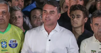 Brasília (DF), 25/10/2026 - O candidato à Presidência da República, senador Flávio Bolsonaro (PL), fala com jornalistas após ser derrotado no segundo turno das eleições pelo candidato Luiz Inácio Lula da Silva (PT). Foto: Joédson Alves/Agência Brasil.