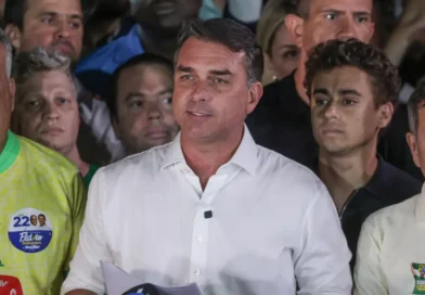 Brasília (DF), 25/10/2026 - O candidato à Presidência da República, senador Flávio Bolsonaro (PL), fala com jornalistas após ser derrotado no segundo turno das eleições pelo candidato Luiz Inácio Lula da Silva (PT). Foto: Joédson Alves/Agência Brasil.