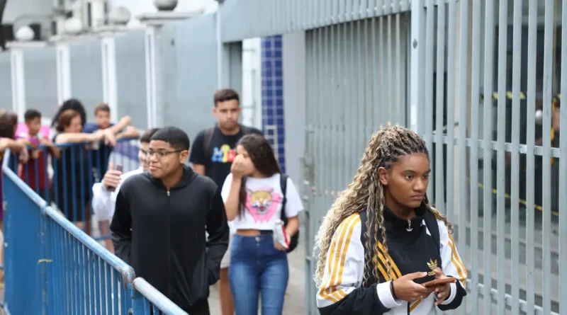 Rio de Janeiro (RJ), 16/11/2025 – Estudantes saem do segundo dia do Exame Nacional do Ensino Médio (Enem), no Cefet Maracanã, na zona norte do Rio de Janeiro. Foto: Tomaz Silva/Agência Brasil