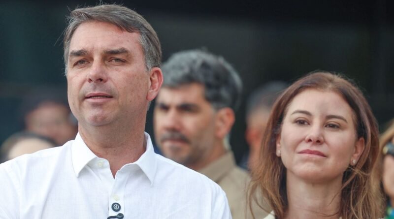 Brasília (DF), 12/10/2026 - O candidato e senador, Flávio Bolsonaro fala com jornalistas, após missa na Catedral Metropolitana de Brasília Foto: Valter Campanato/Agência Brasil