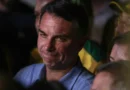Brasília (DF), 04/10/2026 - Flávio Bolsonaro (PL) fala com jornalistas após a vitória no primeiro turno das eleições de 2026 sobre seu oponente, Luiz Inácio Lula da Silva (PT). Foto: Joédson Alves/Agência Brasil