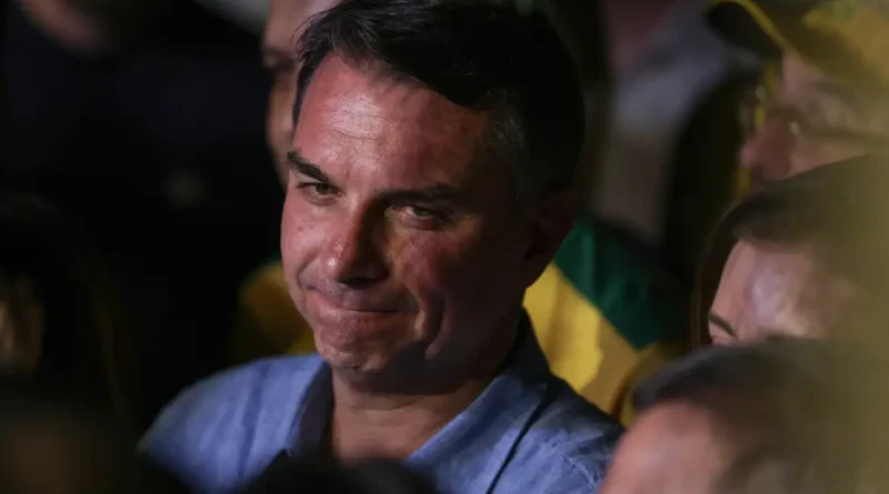 Brasília (DF), 04/10/2026 - Flávio Bolsonaro (PL) fala com jornalistas após a vitória no primeiro turno das eleições de 2026 sobre seu oponente, Luiz Inácio Lula da Silva (PT). Foto: Joédson Alves/Agência Brasil