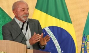 Brasília – DF – 21/10/2026 -O presidente Luiz Inácio Lula da Silva durante cerimônia que encaminhou ao Congresso Nacional a proposta de emenda à Constituição (PEC) para garantir o transporte público urbano gratuito aos sábados e domingos e sancionou o projeto que aumenta limite de faturamento do MEI. Foto: Lula Marques/Agência Brasil