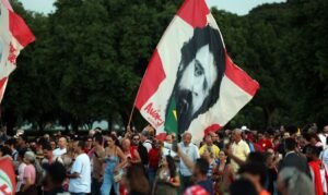 Brasília (DF), 27/10/2026 - Eleitores participam da festa de aniversário do presidente da República reeleito, Luiz Inácio Lula da Silva, em frente ao Palácio da Alvorada. Foto: Valter Campanato/Agência Brasil