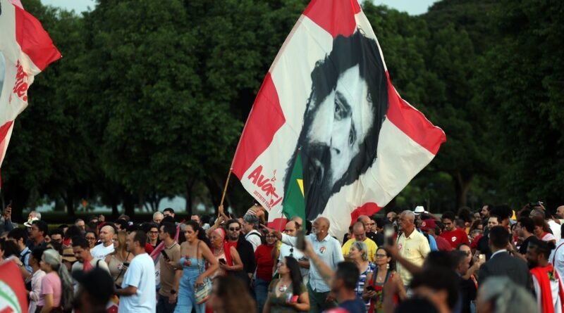 Brasília (DF), 27/10/2026 - Eleitores participam da festa de aniversário do presidente da República reeleito, Luiz Inácio Lula da Silva, em frente ao Palácio da Alvorada. Foto: Valter Campanato/Agência Brasil