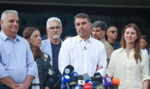 Brasília (DF), 12/10/2026 - O candidato e senador, Flávio Bolsonaro fala com jornalistas, após missa na Catedral Metropolitana de Brasília Foto: Valter Campanato/Agência Brasil