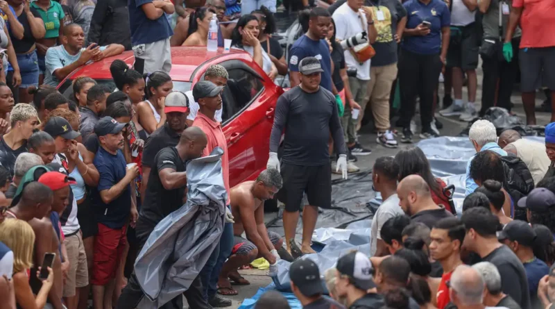 Rio de Janeiro (RJ), 29/10/2025 - Dezenas de corpos são trazidos por moradores para a Praça São Lucas, na Penha, zona norte do Rio de Janeiro. Operação Contenção. Foto: Tomaz Silva /Agência Brasil