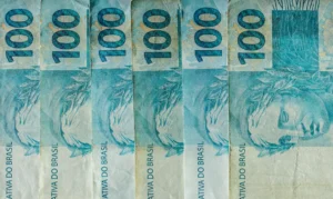 10/07/2026 - Brasília - dinheiro, moeda, real, reais, cédula, cédulas, nota, notas, moeda brasileira, dinheiro brasileiro, inflação, inflação alta, deflação, economia, economia brasileira, mercado, mercado financeiro, finanças, finanças pessoais, orçamento, orçamento doméstico, renda, renda familiar, salário, salário mínimo, remuneração, vencimento, pagamento, poder de compra, custo de vida, custo dos alimentos, aumento de preços, alta dos preços, carestia, desvalorização, valorização, perda do poder de compra, crise econômica, recessão, crescimento econômico, consumo, consumidor, compras, supermercado, cesta básica, despesas, gastos, contas, contas a pagar, boletos, dívida, dívidas, endividamento, inadimplência, poupança, economia doméstica, investimento, investimentos, aplicações financeiras, juros, taxa de juros, taxa Selic, Banco Central, crédito, empréstimo, financiamento, cartão de crédito, débito, PIX, transferência bancária, banco, instituição financeira, orçamento familiar, planejamento financeiro, reserva de emergência, patrimônio, riqueza, patrimônio líquido, capital, capital financeiro, lucro, prejuízo, receita, despesa, balanço financeiro, impostos, tributos, tributação, imposto de renda, arrecadação, arrecadação fiscal, carga tributária, imposto, taxa, tarifas, câmbio, dólar, euro, cotação, câmbio flutuante, desvalorização cambial, valorização cambial, moeda estrangeira, inflação acumulada, índice de preços, IPCA, INPC, IGP-M, poder aquisitivo, renda per capita, desenvolvimento econômico, estabilidade econômica, política monetária, política fiscal, oferta, demanda, produtividade, consumo consciente, educação financeira, planejamento financeiro, equilíbrio financeiro, independência financeira, riqueza, prosperidade, orçamento público, gastos públicos, contas públicas, déficit, superávit, tesouro nacional, moeda forte, moeda fraca, liquidez, circulação de dinheiro, s