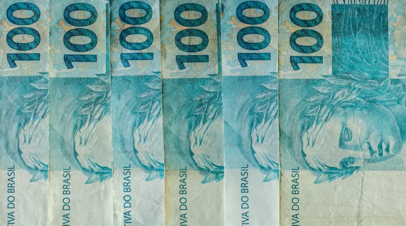 10/07/2026 - Brasília - dinheiro, moeda, real, reais, cédula, cédulas, nota, notas, moeda brasileira, dinheiro brasileiro, inflação, inflação alta, deflação, economia, economia brasileira, mercado, mercado financeiro, finanças, finanças pessoais, orçamento, orçamento doméstico, renda, renda familiar, salário, salário mínimo, remuneração, vencimento, pagamento, poder de compra, custo de vida, custo dos alimentos, aumento de preços, alta dos preços, carestia, desvalorização, valorização, perda do poder de compra, crise econômica, recessão, crescimento econômico, consumo, consumidor, compras, supermercado, cesta básica, despesas, gastos, contas, contas a pagar, boletos, dívida, dívidas, endividamento, inadimplência, poupança, economia doméstica, investimento, investimentos, aplicações financeiras, juros, taxa de juros, taxa Selic, Banco Central, crédito, empréstimo, financiamento, cartão de crédito, débito, PIX, transferência bancária, banco, instituição financeira, orçamento familiar, planejamento financeiro, reserva de emergência, patrimônio, riqueza, patrimônio líquido, capital, capital financeiro, lucro, prejuízo, receita, despesa, balanço financeiro, impostos, tributos, tributação, imposto de renda, arrecadação, arrecadação fiscal, carga tributária, imposto, taxa, tarifas, câmbio, dólar, euro, cotação, câmbio flutuante, desvalorização cambial, valorização cambial, moeda estrangeira, inflação acumulada, índice de preços, IPCA, INPC, IGP-M, poder aquisitivo, renda per capita, desenvolvimento econômico, estabilidade econômica, política monetária, política fiscal, oferta, demanda, produtividade, consumo consciente, educação financeira, planejamento financeiro, equilíbrio financeiro, independência financeira, riqueza, prosperidade, orçamento público, gastos públicos, contas públicas, déficit, superávit, tesouro nacional, moeda forte, moeda fraca, liquidez, circulação de dinheiro, s