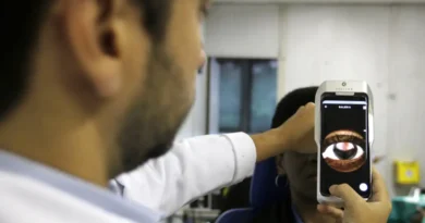 O Dr. Flávio Medina realiza exame de fundo de olho com um retinógrafo portátil,