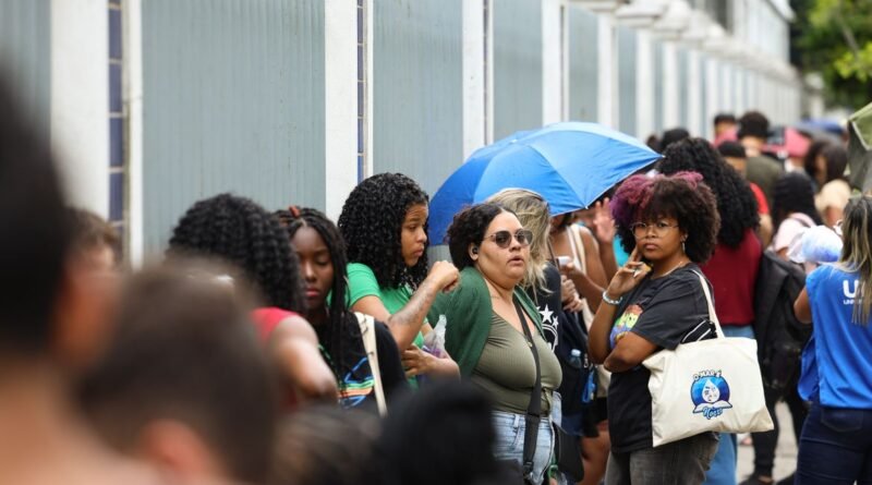 Rio de Janeiro (RJ), 16/11/2025 – Estudantes aguardam abertura dos portões no segundo dia do Exame Nacional do Ensino Médio (Enem), no Cefet Maracanã, na zona norte do Rio de Janeiro. Foto: Tomaz Silva/Agência Brasil